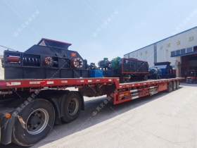 1200*1200雙齒輥破碎機(jī)，兩臺(tái)900*900軌道移動(dòng)雙齒輥破碎機(jī)發(fā)往云南