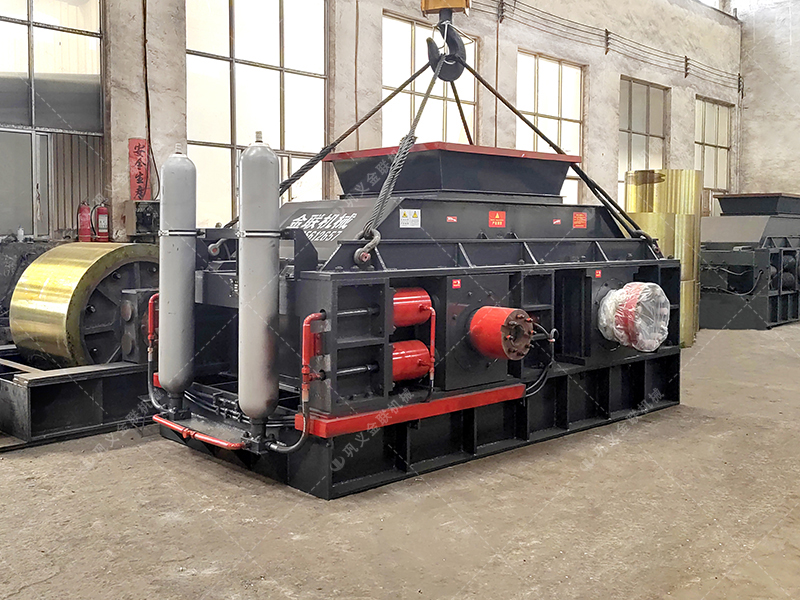 硅礦石對(duì)輥制砂機(jī)：180噸/時(shí)高效能，如何選擇實(shí)力廠家是關(guān)鍵